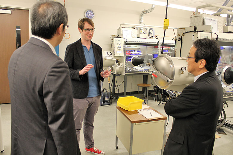 Assistant Professor James Blakemore talks about his lab's research with Dr. Ueda and Mr. Kaito
